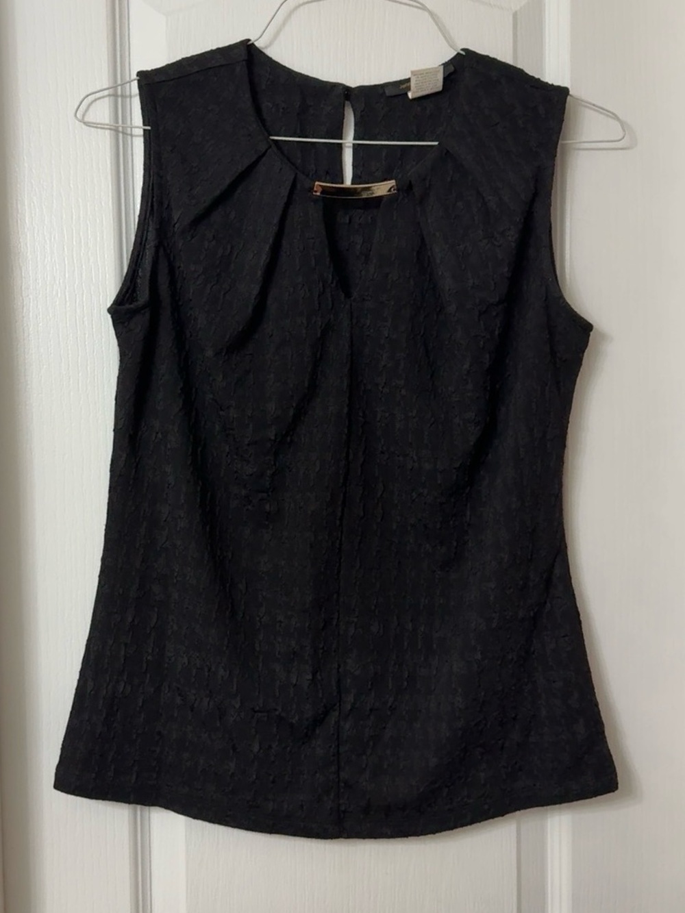 Jennie & Marlis black textured sleeveless blouse gold tone bar keyhole M